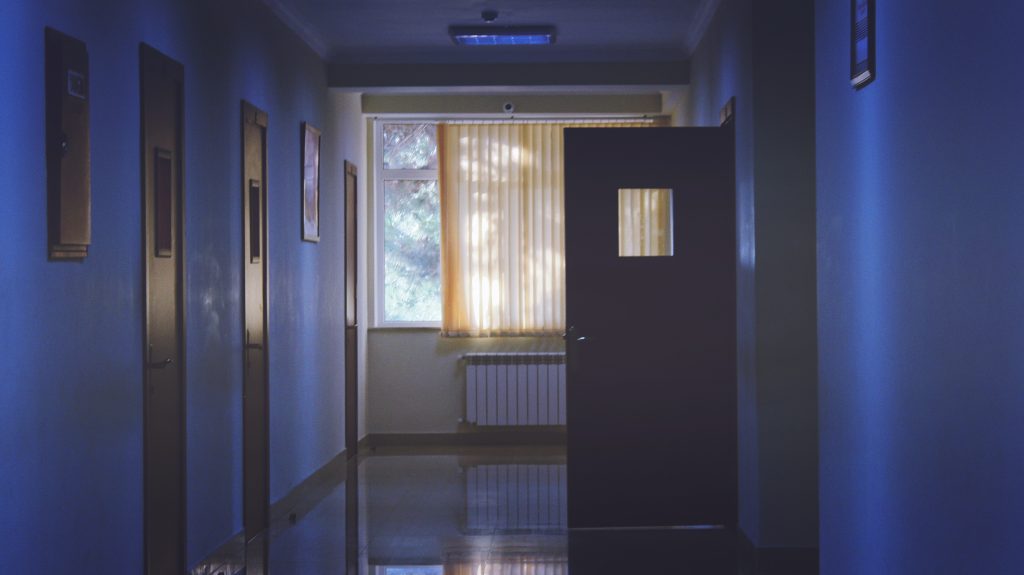 Kluven-Bild av Erkan Utu httpswww.pexels.comsv-sefotoljus-arkitektur-dorr-fonster-239853-pexels-erkan-utu-239853